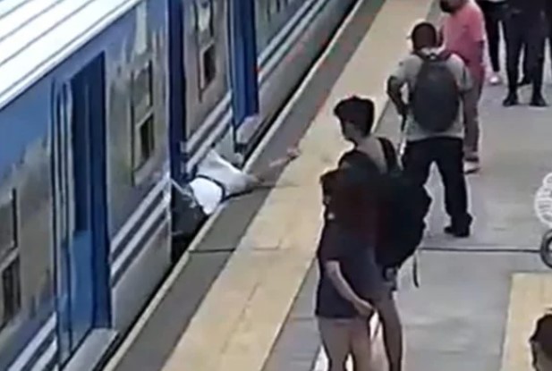 Mulher cai em trilho do metrô na Argentina