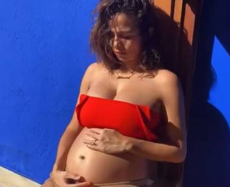 Nanda Costa com a barriga de cinco meses de gravidez