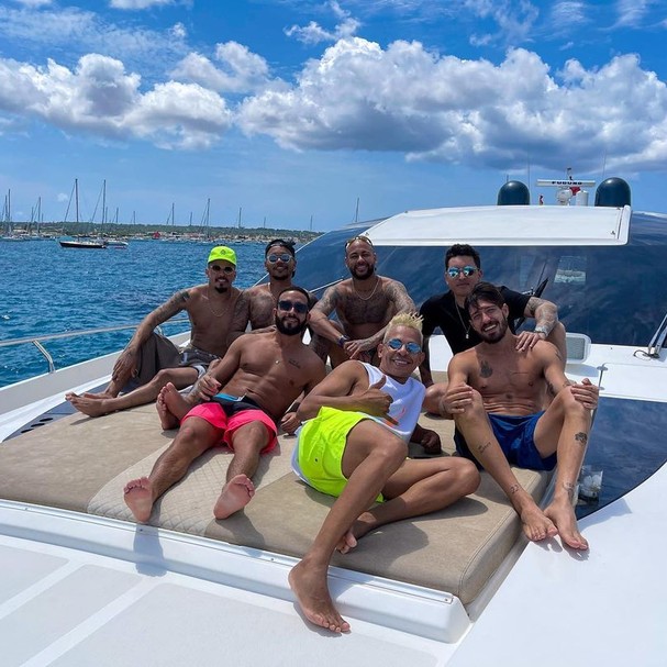 Neymar e amigos num barco na Espanha