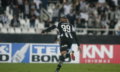 Rafael Navarro comemora gol contra o Brusque