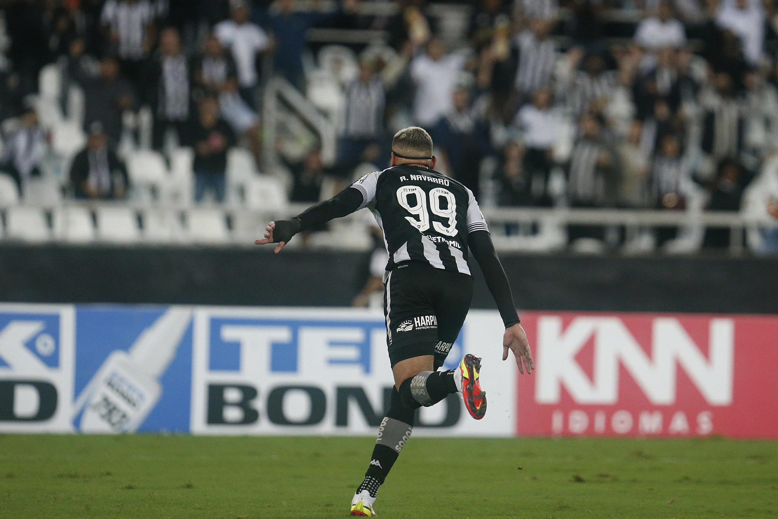 Rafael Navarro comemora gol contra o Brusque