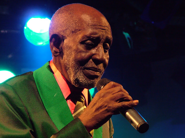 Nelson Sargento cantando