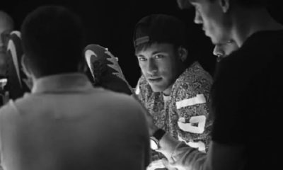 Neymar segurando uma chuteira da Nike