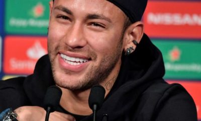 Neymar dando entrevista pela seleção brasileira