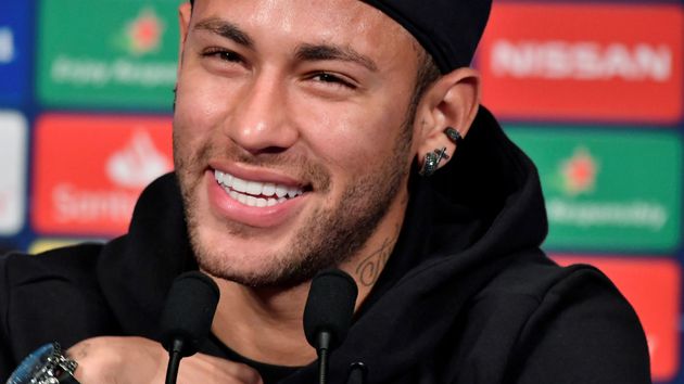 Neymar dando entrevista pela seleção brasileira