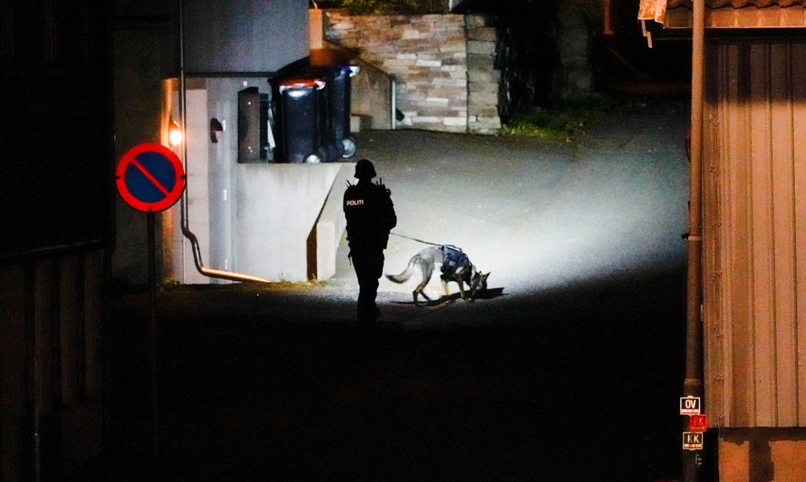 Polícia norueguesa realiza perícia em um dos locais do ataque na cidade de Kongsberg
