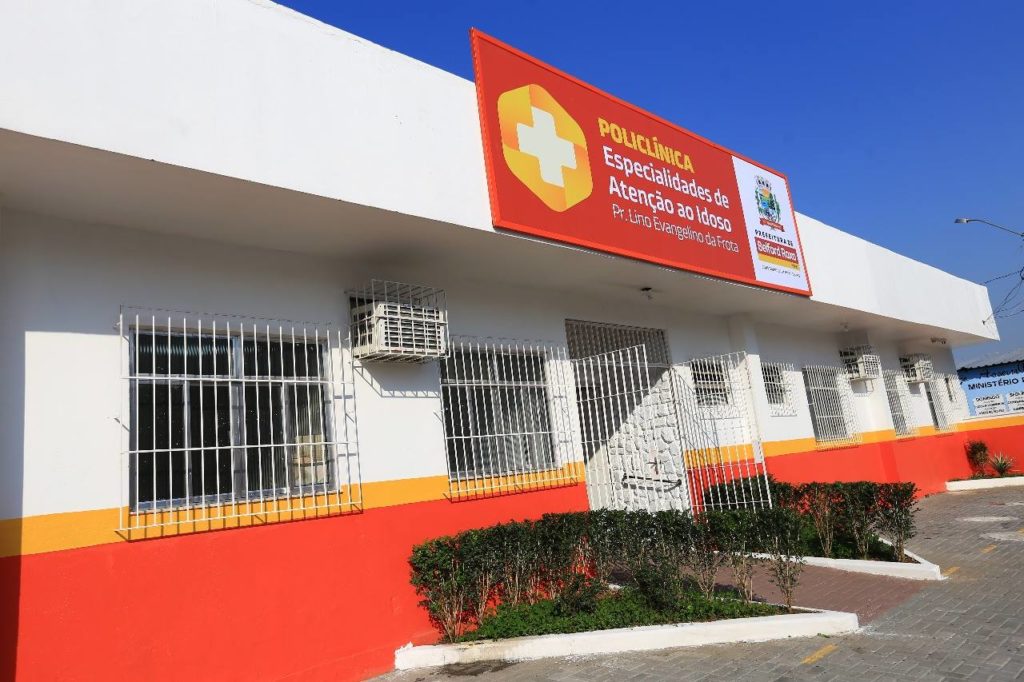 Fachada de policlínica em Belford Roxo