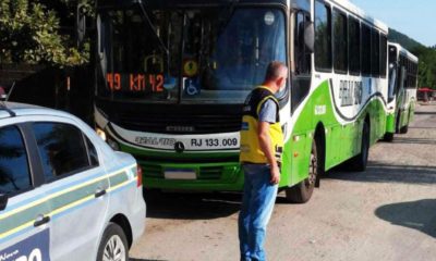 Imagem de um ônibus, um carro e um fiscal do Detro-RJ