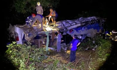 Ônibus cai em ribanceira e deixa 10 mortos no interior do Paraná