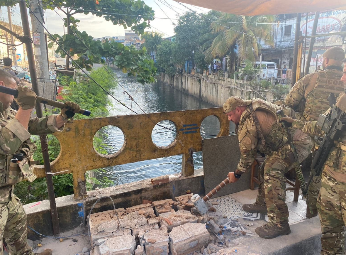 Operação de derrubada do memorial
