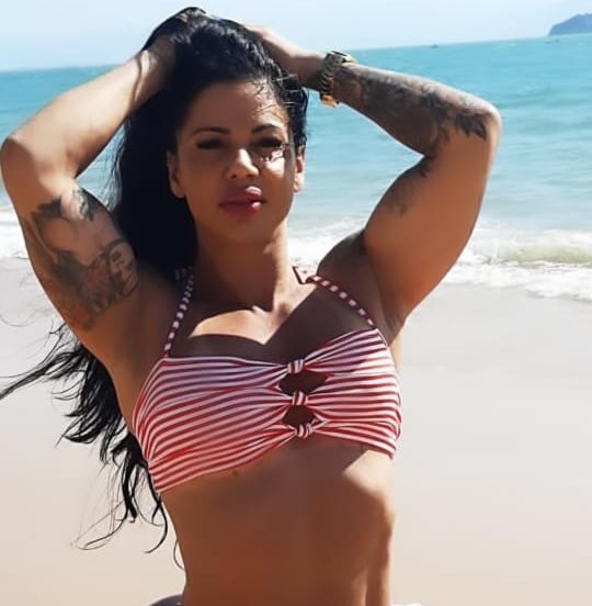 Vanessa Ataides revela sentir dores devido ao peso do bumbum de 126cm (Foto: Divulgação)