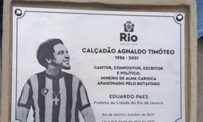 Cantor Agnaldo Timóteo é homenageado com placa no Nilton Santos