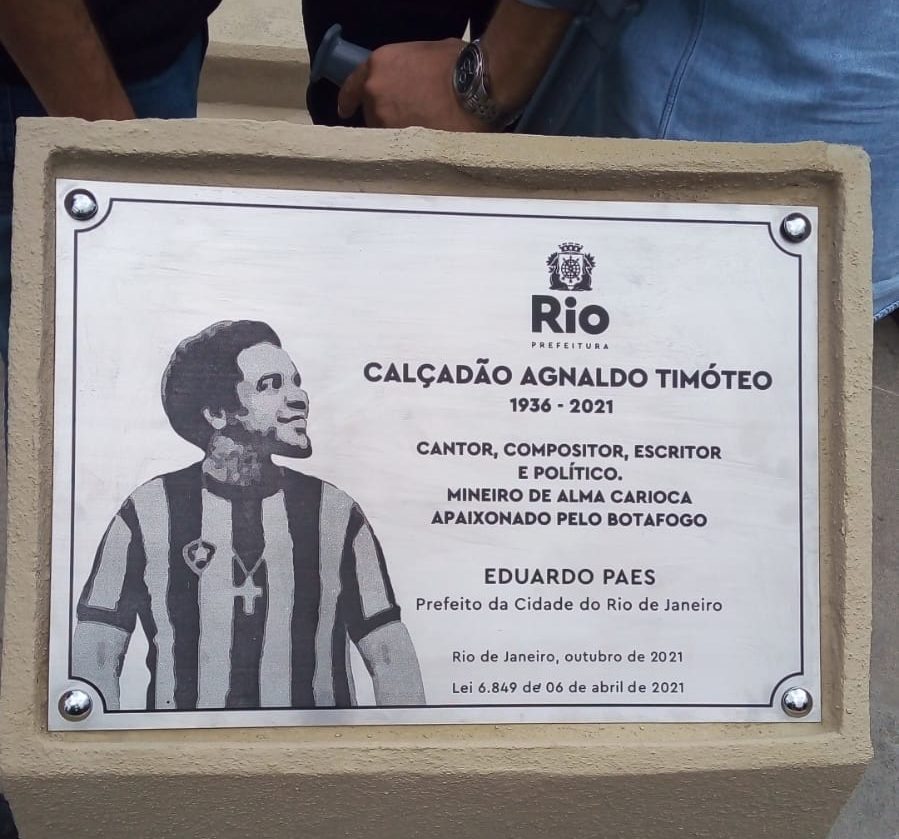 Cantor Agnaldo Timóteo é homenageado com placa no Nilton Santos