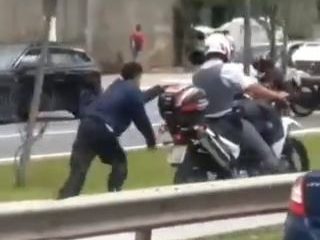 PM arrasta homem pelas ruas de São Paulo