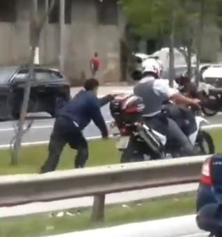 PM arrasta homem pelas ruas de São Paulo