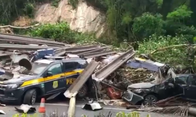 viatura da Polícia Rodoviária Federal e carro de passeio soterrados por escombros