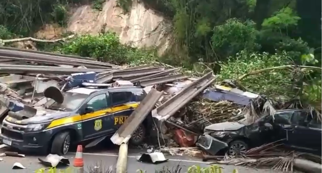 viatura da Polícia Rodoviária Federal e carro de passeio soterrados por escombros