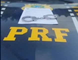 Imagem de uma algema sobre o carro da PRF