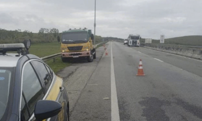 Corpo de homem é encontrado ao lado de taxi abandonado na BR-101, em Quissamã no Norte Fluminense