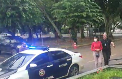 Polícia prende mulher que jogou óleo fervendo em namorado enquanto ele dormia