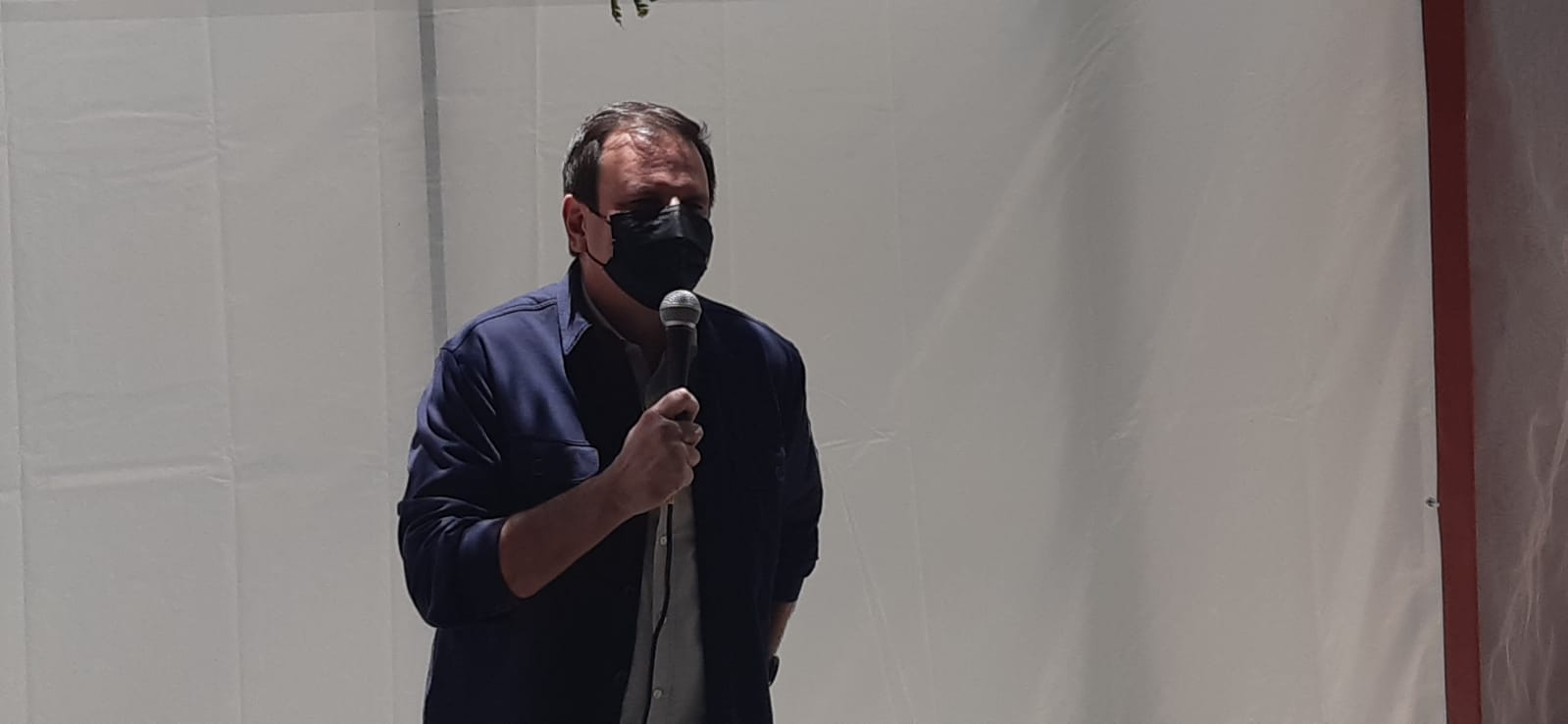 Imagem do prefeito Eduardo Paes no Centro Cultural Hélio Oiticica