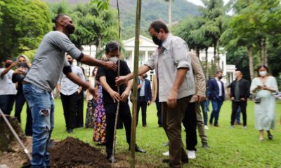 Imagem de Eduardo Paes plantando uma Árvore no Palácio da Cidade