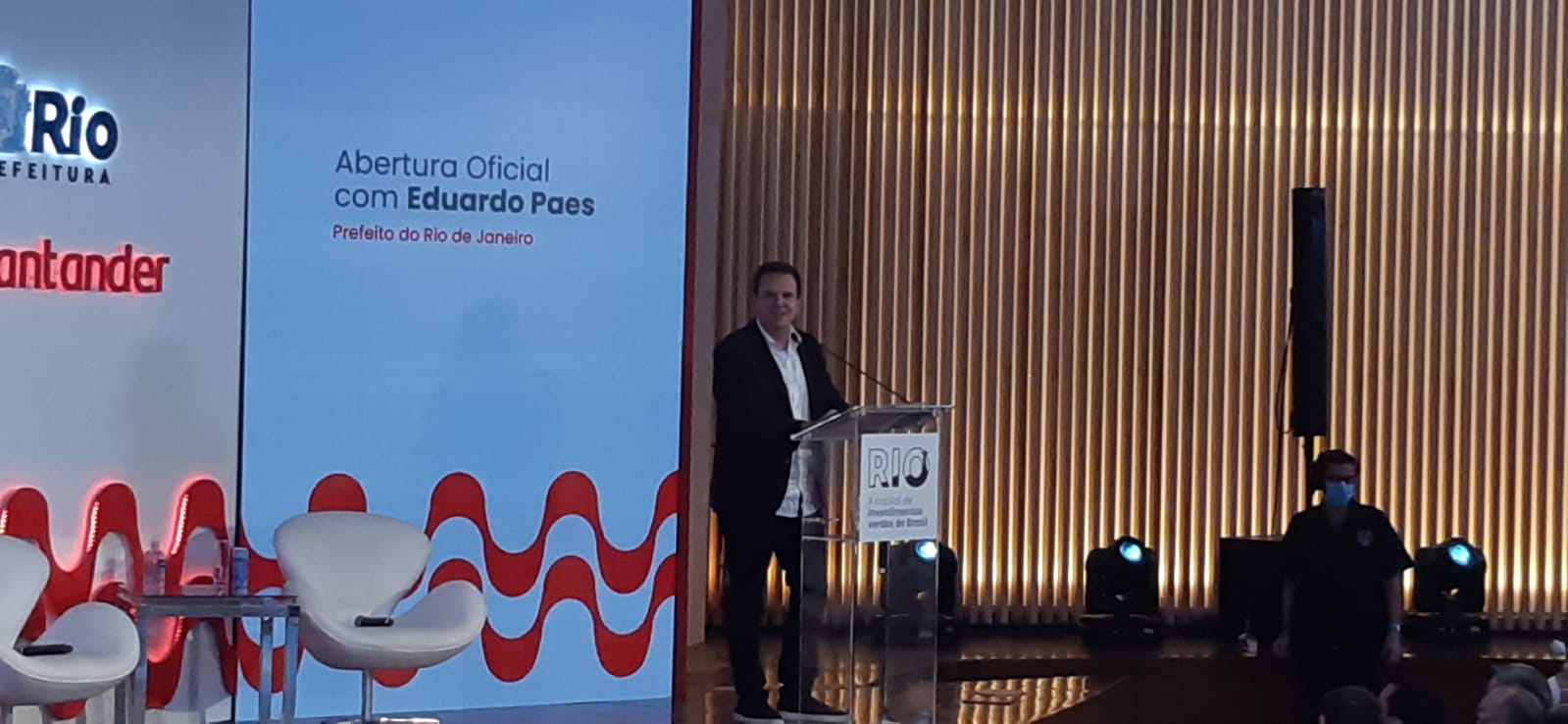 Imagem do prefeito Eduardo Paes no Museu do Amanhã