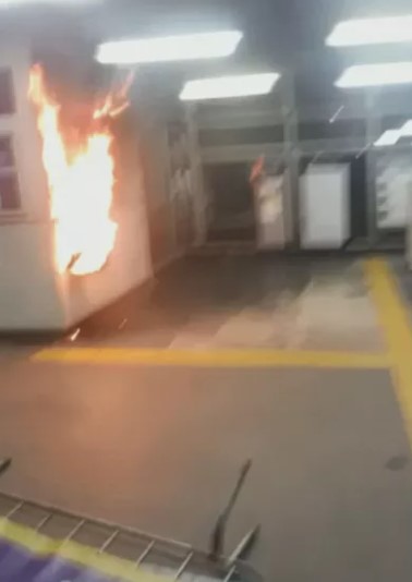 Passageiros ateiam fogo na estação de Belford Roxo da Supervia
