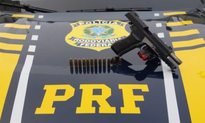 Imagem de pistola sobre carro da PRF