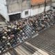 Polícia apreende milhares de capacetes em telhado de loja clandestina em SP