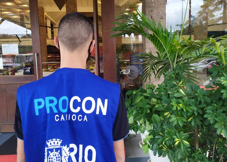 Agente do Procon Carioca durante fiscalização em churrascaria