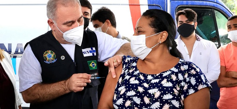 Ministro Queiroga aplicando vacina
