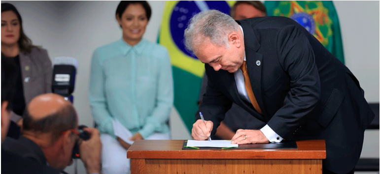 Imagem do ministro Queiroga assinando portaria