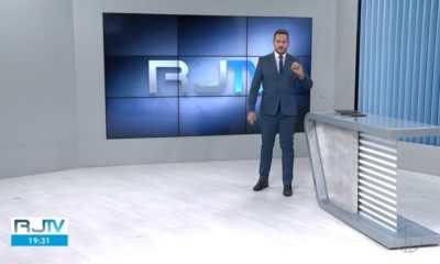 Âncora Alexandre Kapiche, da InterTV, durante edição do "RJ2" da última quarta-feira (26)