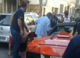 Roberto Carlos com o carro enguiçado no meio da rua na Urca