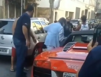 Roberto Carlos com o carro enguiçado no meio da rua na Urca