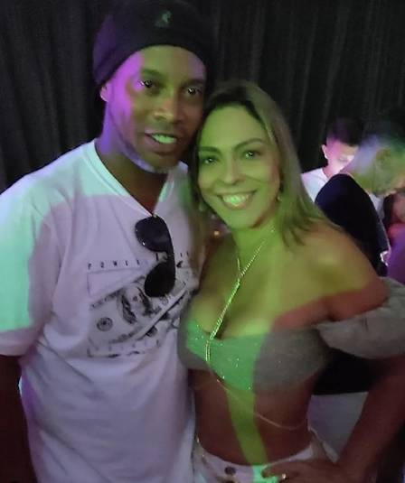 Ronaldinho Gaúcho e amiga no carnaval