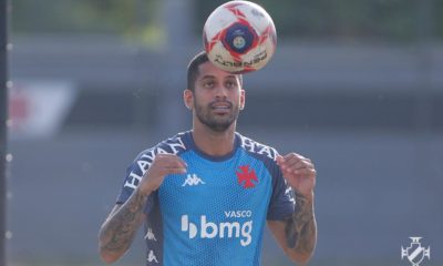 Rômulo dominando a bola de cabeça em treino do vasco