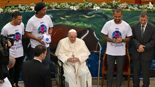 Ronaldinho Gaúcho e Daniel Alves em encontro com o Papa