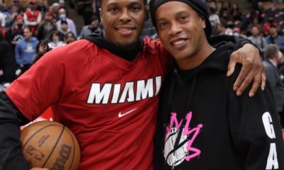 Ronaldinho assiste partida da NBA e é tietado por jogadores