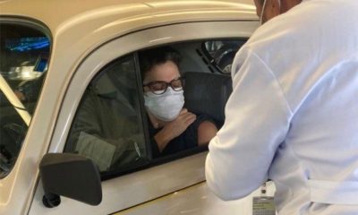 Sandra Annemberg chegando de Fusca pra se vacinar