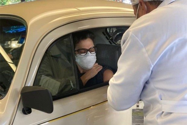 Sandra Annemberg chegando de Fusca pra se vacinar