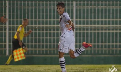Sarrafiore comemorando seu gol primeiro gol com a camisa do Vasco