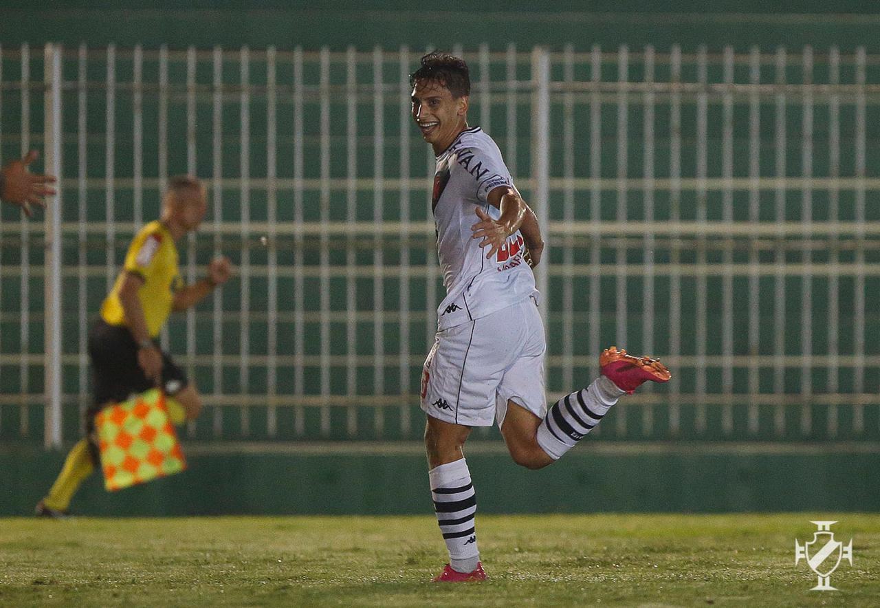 Sarrafiore comemorando seu gol primeiro gol com a camisa do Vasco
