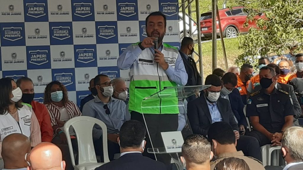Imagem do governador Cláudio Castro, fazendo discurso no segurança presente em Japeri