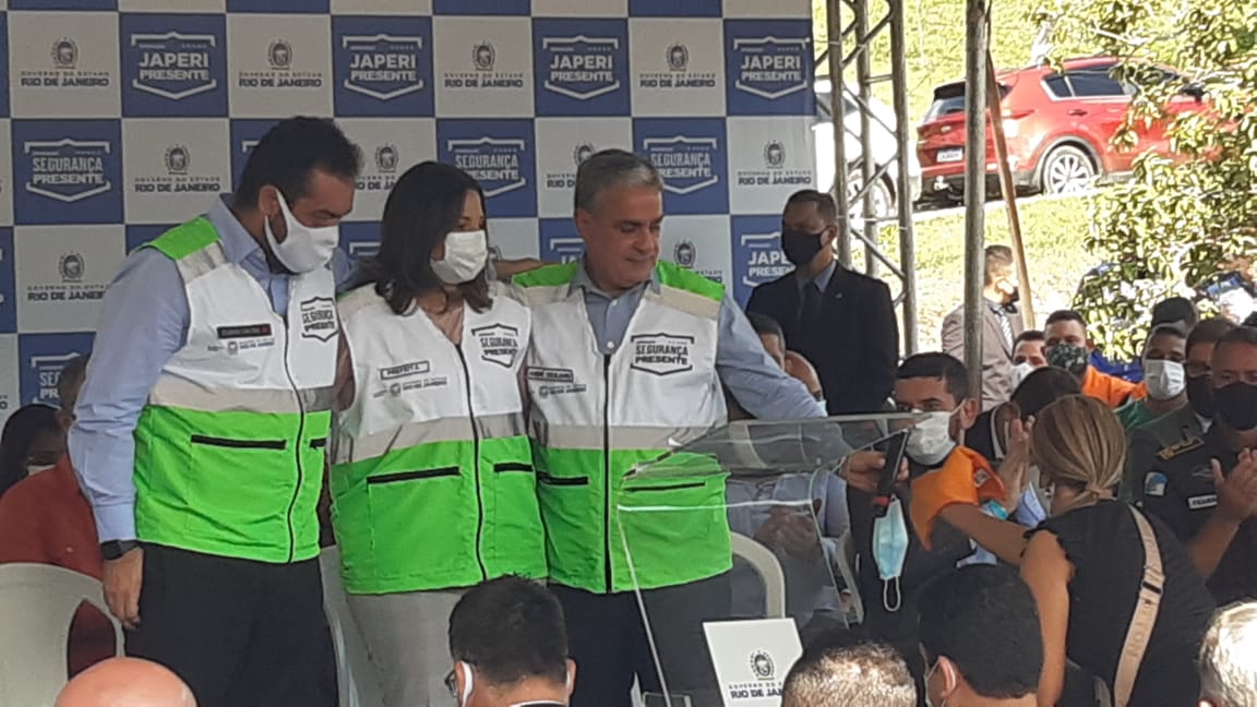 Imagem do governador, Cláudio Castro, o presidente da Alerj e a prefeita de Japeri no lançamento do Segurança Presente na Cidade