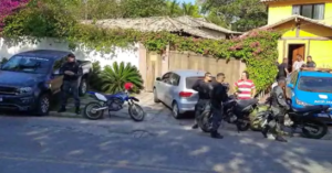 policiais em frente a casa onde houve o crime
