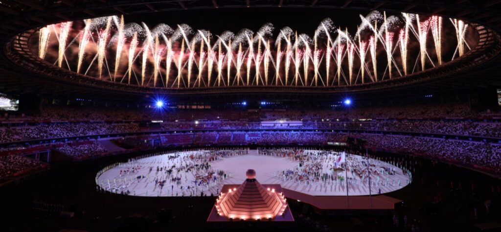 Tóquio realiza cerimônia de encerramento e passa bastão para Paris, sede da próxima edição em 2024