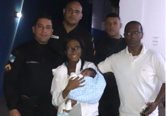 família com bebê e policiais