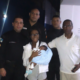 família com bebê e policiais